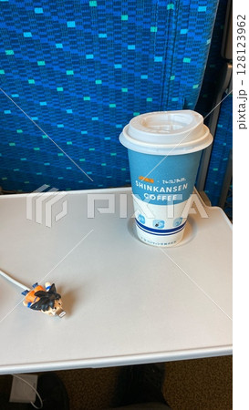 新幹線乗車中 新幹線乗車中 128123962