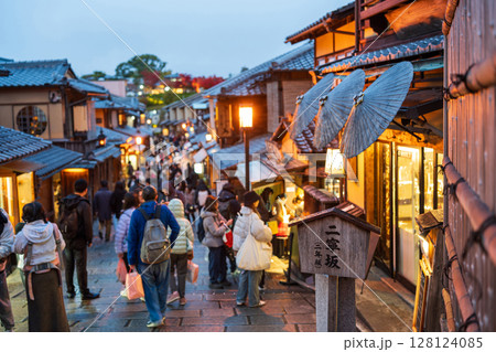 夕暮れの二寧坂、灯りが灯る伝統的な町家と賑わう観光客。京都府、京都市、東山 128124085