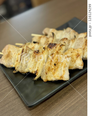 香ばしい豚バラ串焼き 128124299