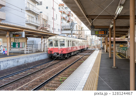 香川県高松市 高松琴平電鉄片原町駅のホーム 香川県高松市 高松琴平電鉄片原町駅のホーム 128124467