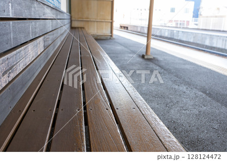 レトロな駅のホームにある木製ベンチ 128124472