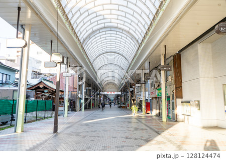 香川県高松市　片原町のアーケード商店街の朝 128124474
