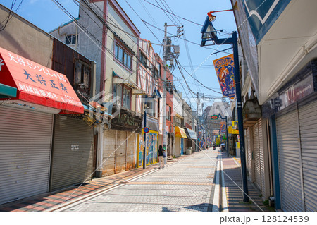 神奈川県横須賀市 ドブ板通り商店街 神奈川県横須賀市 ドブ板通り商店街 128124539