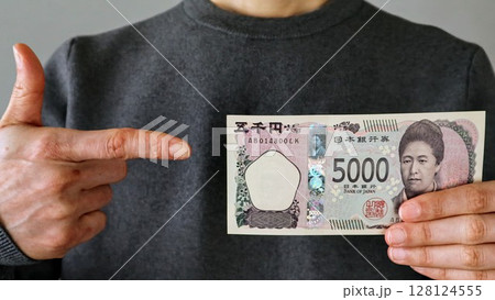新五千円札を指差す人物 新五千円札を指差す人物 128124555