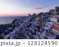 サントリーニ島 イアの街並みと遠くに見える海 128124590