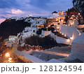 夕日が沈んだ後のサントリーニ島フィラの夜景 128124594