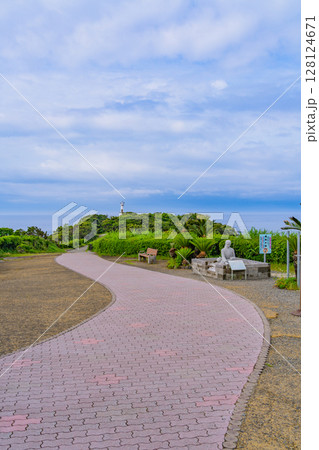 （鹿児島県）長崎鼻の龍宮神社遊歩道と灯台 128124671