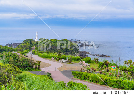 （鹿児島県）長崎鼻の龍宮神社遊歩道と灯台 128124672