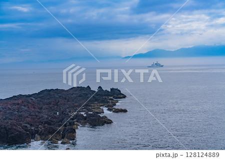 （鹿児島県）鹿児島湾長崎鼻沖に停泊する巡視船 128124889