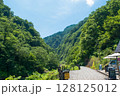 清津峡の渓谷と清津川と清津峡渓谷トンネルの入り口 128125012