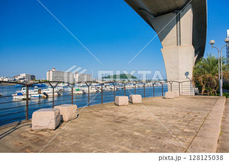 神奈川県横浜市 金沢八景、金沢シーサイドライン高架下の広場 128125038