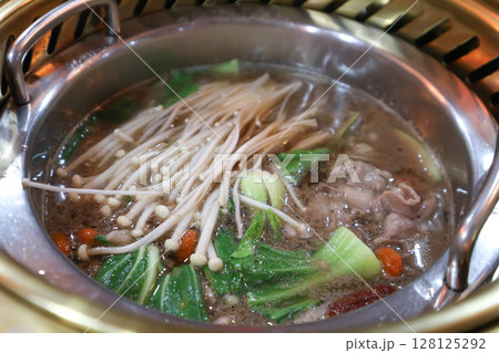 Sukiyaki ,suki or shabu pot and sliced beef or vegetable soup in the pot 128125292