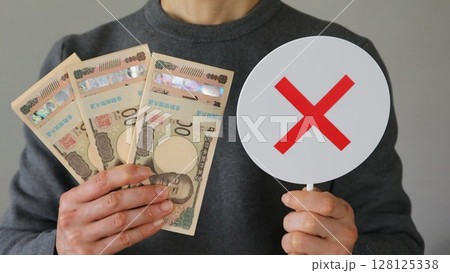 札束とバツの棒を持つ人物 札束とバツの棒を持つ人物 128125338