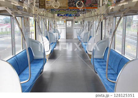 西武池袋線2000系リニュアール車（電車内） 128125351