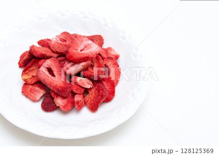 乾燥イチゴ　ドライイチゴ　コピースペース 128125369