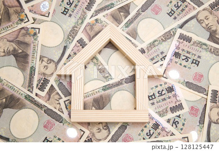 住宅模型と紙幣 住宅模型と紙幣 128125447