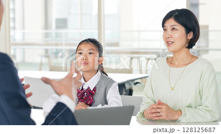 三者面談を受ける親子 128125687