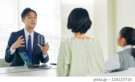 三者面談を受ける親子 128125710