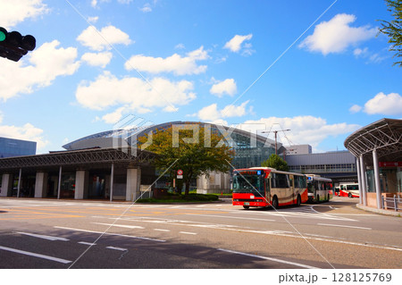 金沢駅 東口 兼六園口 バスのりば 駅 JR西日本 JR金沢駅 鼓門 金沢駅 東口 兼六園口 バスのりば 駅 JR西日本 JR金沢駅 鼓門 128125769