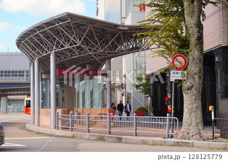 金沢駅　東口　兼六園口　バスのりば　駅　JR西日本　JR金沢駅　鼓門 128125779