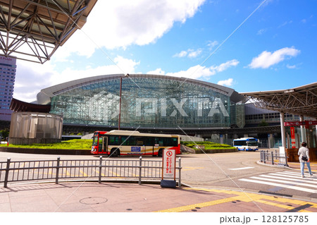 金沢駅 東口 兼六園口 バスのりば 駅 JR西日本 JR金沢駅 鼓門 金沢駅 東口 兼六園口 バスのりば 駅 JR西日本 JR金沢駅 鼓門 128125785