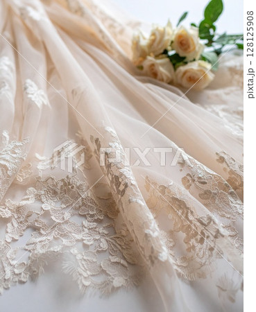 薄手アイボリーレース風レース地に花模様の透過質感 128125908