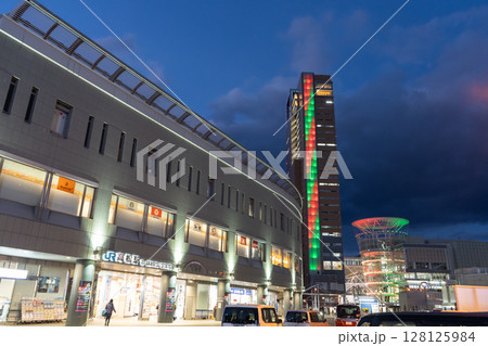 香川県高松市 クリスマス時期のJR高松駅前の風景 香川県高松市 クリスマス時期のJR高松駅前の風景 128125984