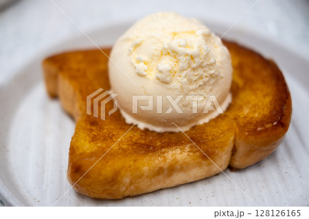 Vanilla ice-cream on the toast, served on plate Vanilla ice-cream on the toast, served on plate 128126165