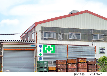 白い外壁の工場と青空 白い外壁の工場と青空 128126245