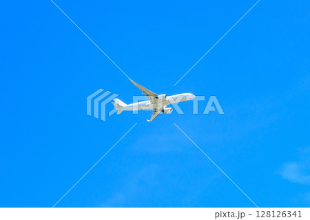 綺麗な青空を飛んでいく飛行機　ジェット機　トリミングアップ 128126341
