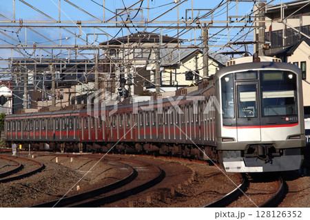 西武池袋線直通：東急東横線4000系電車（各停：Qシート連結） 128126352