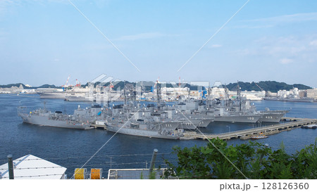 横須賀軍港 - 都市景観（2006年9月） 128126360
