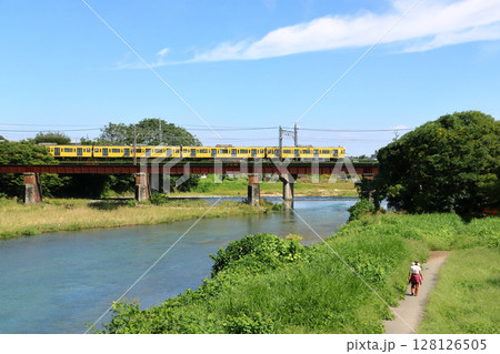 秋の入間川を渡る西武池袋線2000系電車（埼玉県狭山市） 128126505