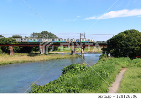秋の入間川を渡る西武池袋線30000系電車（埼玉県狭山市） 128126506