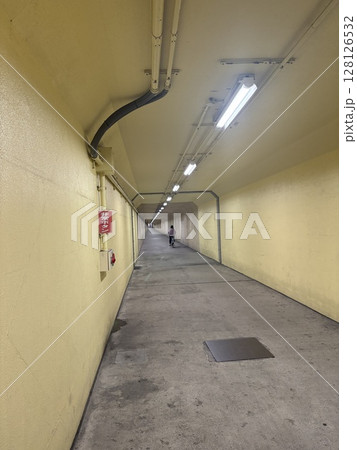 地下通路 駐輪場 地下通路 駐輪場 128126532