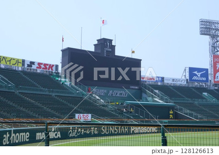 夏の阪神甲子園球場・オーロラビジョン 128126613