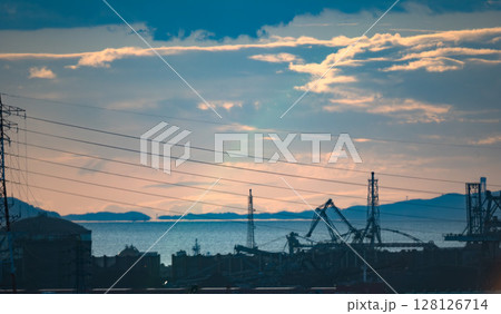 夕方の工業地帯の港の向こうに現れた浮島現象 夕方の工業地帯の港の向こうに現れた浮島現象 128126714