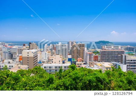 神奈川県横須賀市 平和中央公園から見る横須賀市街の街並み 128126794