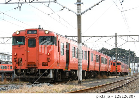 車両基地で出発準備をする首都圏色のキハ40系(キハ47形) 車両基地で出発準備をする首都圏色のキハ40系(キハ47形) 128126807