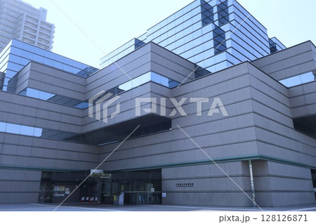 大阪府立中央図書館の外観1 128126871