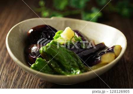 茄子の揚げびたし 128126905