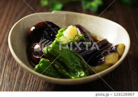 茄子の揚げびたし 128126907