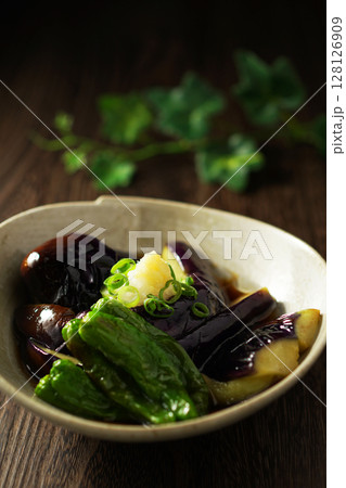 茄子の揚げびたし 128126909