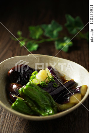 茄子の揚げびたし 128126911