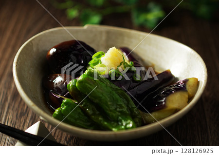 茄子の揚げびたし 128126925