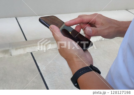 スマホを操作する男性の手指 スマホを操作する男性の手指 128127198