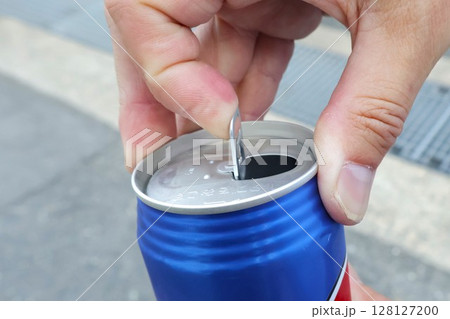 缶飲料のフタを開ける男性の手1 128127200