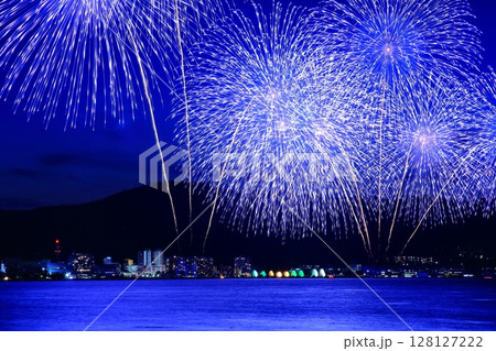 夏の夜空を彩る びわ湖花火大会(滋賀県大津市)<柿木ブルー> 夏の夜空を彩る びわ湖花火大会(滋賀県大津市)<柿木ブルー> 128127222