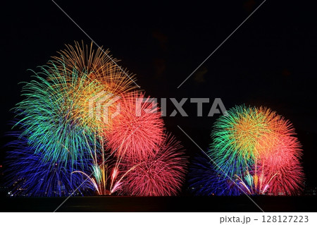 夏の夜空を彩る びわ湖花火大会(滋賀県大津市) 夏の夜空を彩る びわ湖花火大会(滋賀県大津市) 128127223