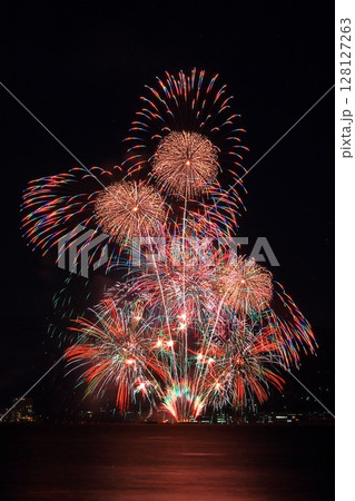 夏の夜空を彩る びわ湖花火大会(滋賀県大津市) 夏の夜空を彩る びわ湖花火大会(滋賀県大津市) 128127263